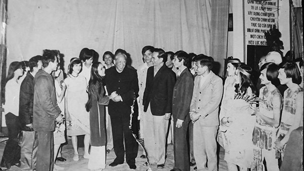 Tổng Bí thư Lê Duẩn với Đoàn Ca múa nhạc Lâm Đồng những năm sau giải phóng 1975