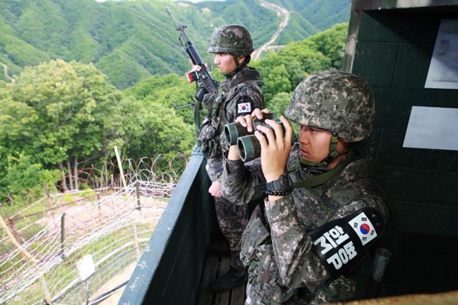 Binh sỹ Hàn Quốc canh gác ở Khu phi quân sự (DMZ). (Nguồn: AFP)