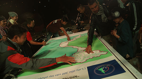 In dấu vân tay lên bản đồ Việt Nam - Một nghi thức trang trọng trong đêm khai mạc lễ hội