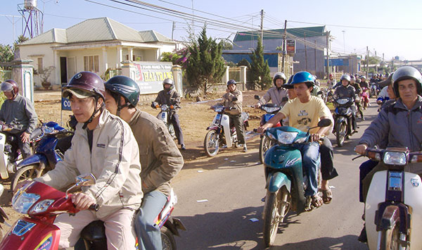 Người dân Di Linh đã có ý thức đội mũ bảo hiểm khi đi xe máy