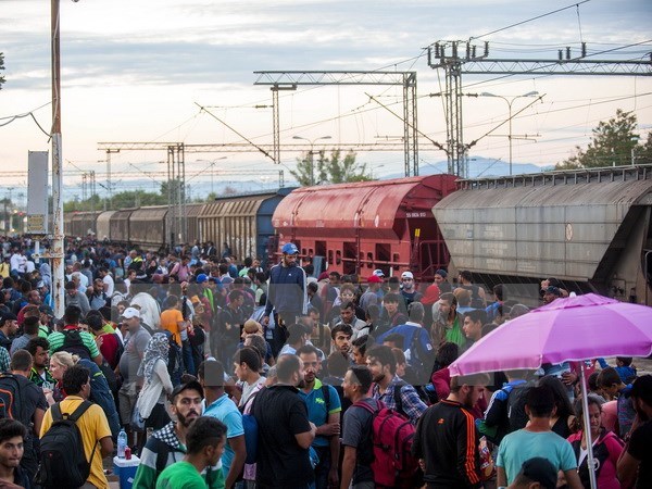 Người di cư tại nhà ga tàu hỏa ở thị trấn Gevgelija, Macedonia ngày 22/8. (Nguồn: AFP/TTXVN)