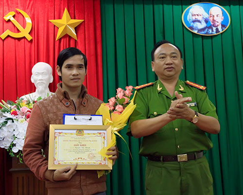 Đại tá Hoàng Công Thạo - Phó Giám đốc Cảnh sát PC&CC tỉnh trao giấy khen cho anh Khanh