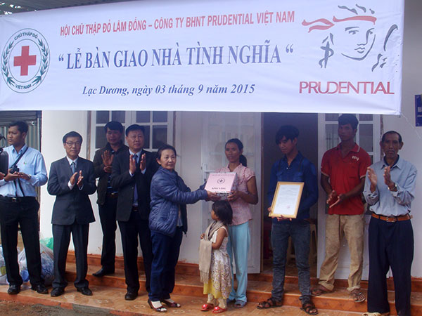 Hội CTĐ huyện Lạc Dương tặng quà cho bà Rơ Ông Ka Siêng