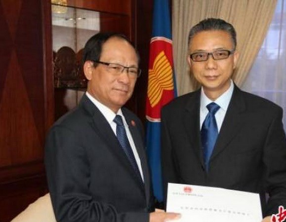 Đại sứ Trung Quốc tại ASEAN Từ Bộ và Tổng Thư ký ASEAN Lê Lương Minh. (Nguồn: chinanews.com)