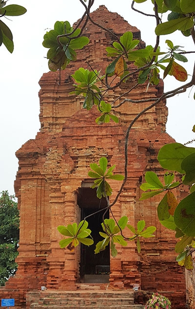 Tháp Po Sah Inư có vai trò quan trọng trong kiến trúc tháp Chăm ở Bình Thuận