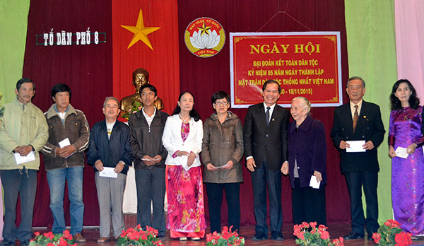 Bí thư Tỉnh ủy Nguyễn Xuân Tiến tặng quà cho các gia đình chính sách