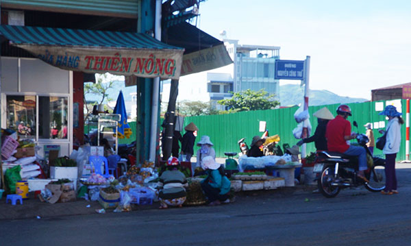 Cảnh mua, bán ở một chợ vỉa hè trên đường Nguyễn Công Trứ