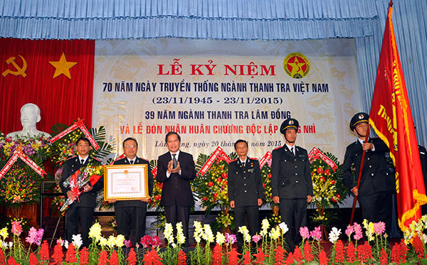 Đồng chí Nguyễn Xuân Tiến trao Huân chương Độc lập hạng Nhì của Chủ tịch nước tặng ngành Thanh tra Lâm Đồng