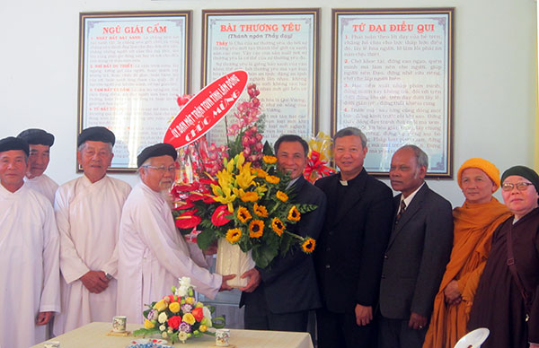 Đoàn MTTQ và các đoàn thể chính trị - xã hội tặng hoa chúc mừng Ban Đại diện Cao Đài Ban chỉnh đạo, nhân kỷ niệm 90 năm ngày khai đạo