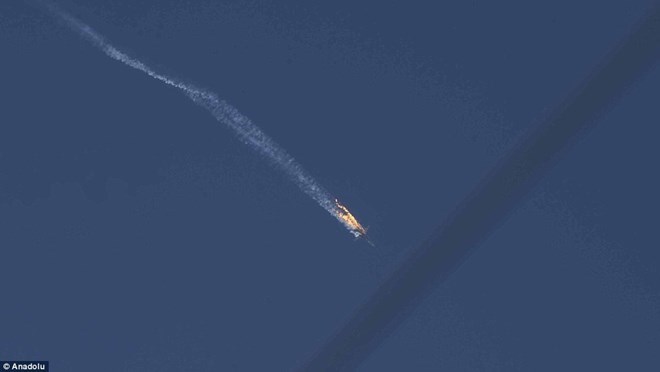 Chiếc máy bay SU-24 của Nga bốc cháy sau khi bị bắn hạ. (Nguồn: Anodolu)