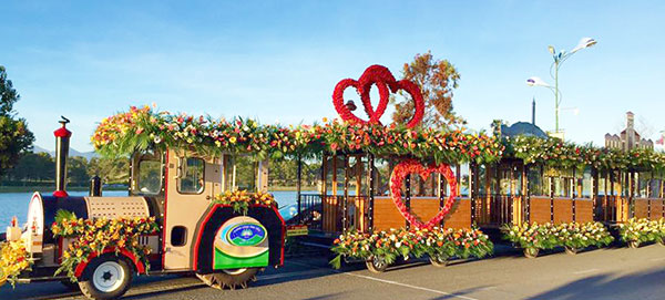 Đoàn tàu hỏa mang biểu tượng tam giác du lịch Lâm Đồng - Bình Thuận - TP. HCM phục vụ du khách tham quan hồ Xuân Hương trong 4 ngày diễn ra tại Festival Hoa 2015