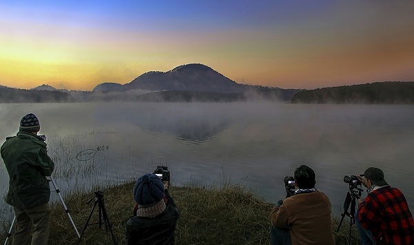 Các nhiếp ảnh gia ghi lại khoảnh khắc núi Pinhatt soi bóng mặt hồ Tuyền Lâm