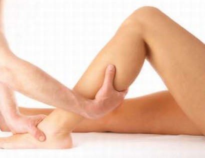 Tê chân tay thường xuyên là dấu hiệu cơ thể thiếu vitamin B như B6 và B12, axit folic Ảnh: Dailyhealthpost