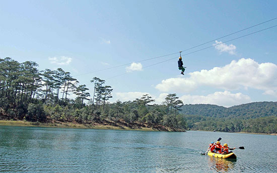 Một du khách thử cảm giác “bay” trên hồ Tuyền Lâm