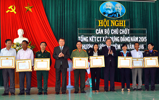 Huyện ủy Di Linh trao Giấy khen cho các TCCSĐ TSVM tiêu biểu