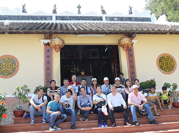 Các nhà báo tham dự đoàn Presstrip đến thăm lăng Thoại Ngọc Hầu - người có công mở mang bờ cõi nước Việt lập nên vùng Tây Đô trù phú