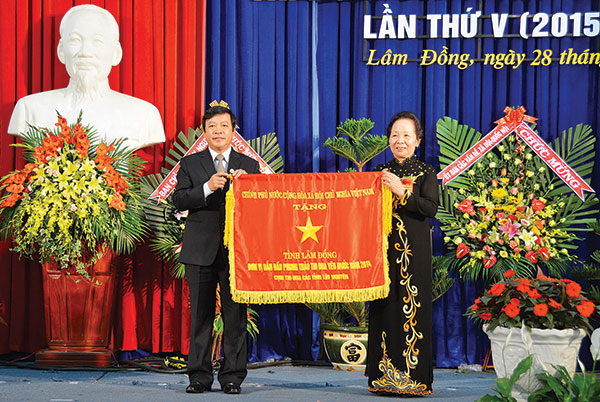 Chủ tịch UBND tỉnh nhận Cờ thi đua của Chính phủ tặng cán bộ và nhân dân tỉnh Lâm Đồng - đơn vị dẫn đầu phong trào Thi đua yêu nước