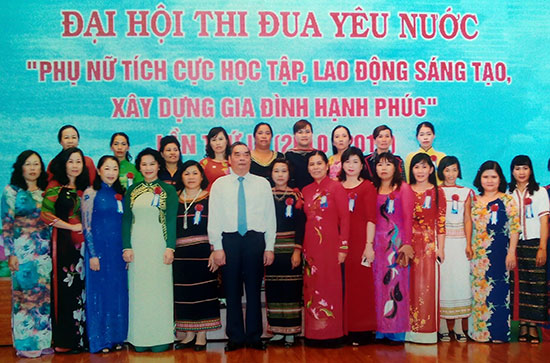 Chị Bơ Nhong Nai Huy (thứ nhất từ phải sang) dự Đại hội thi đua yêu nước “Phụ nữ tích cực học tập, lao động sáng tạo, xây dựng gia đình hạnh phúc” toàn quốc năm 2015