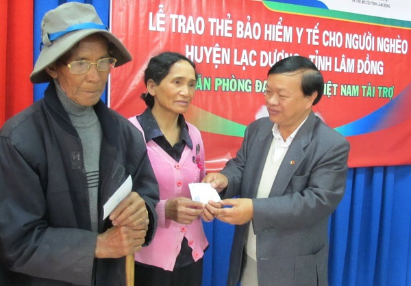 Ông Nguyễn Văn Lực - Chủ tịch Hội Bảo trợ Bệnh nhân nghèo - Người tàn tật và Trẻ mồ côi tỉnh Lâm Đồng trao tặng thẻ BHYT cho người có hoàn cảnh khó khăn