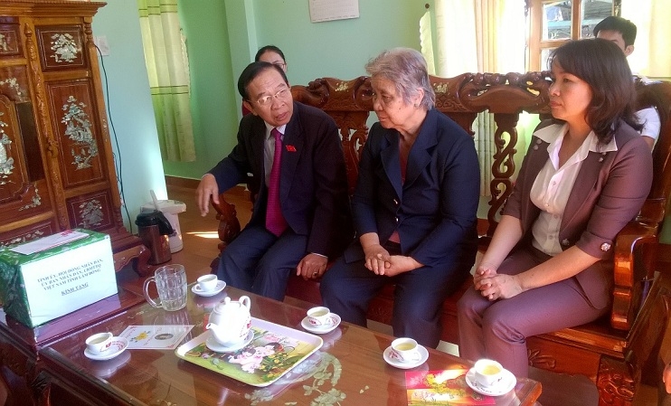 Đoàn đại biểu Quốc hội thăm và chúc tết gia đình bà Phan Thị Huệ