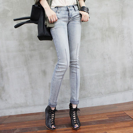 Đối với những cô nàng cá tính, hay vận động, hãy sở hữu nhiều quần jeans bạc để phối đồ dễ dàng hơn.