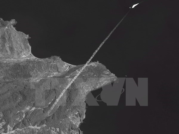 Một vệt sáng được cho là của tên lửa tầm trung Musudan-ri sau khi Triều Tiên phóng thử tên lửa này ngày 5/4/2009. (Nguồn: EPA/TTXVN)