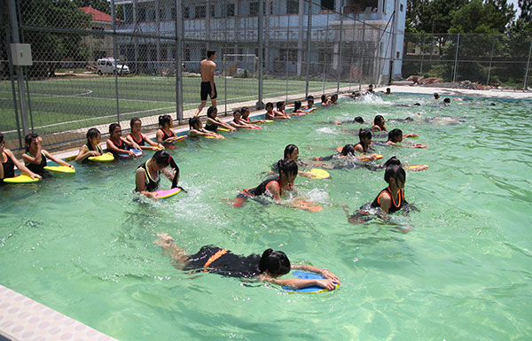 Học sinh rèn luyện những kỹ năng bơi để tự cứu mình khi gặp nạn