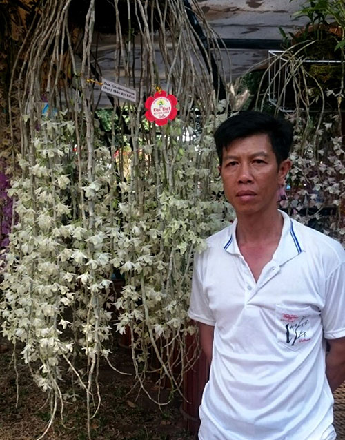 Anh Sỹ bên tác phẩm Đại Ý thảo trắng đoạt giải đặc biệt tại Hội hoa xuân (Tao Đàn, TP. Hồ Chí Minh)