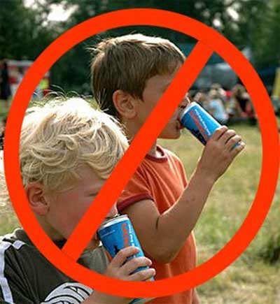 Cha mẹ nên hạn chế việc tiêu thụ nước giải khát có đường và trẻ em không nên tiêu thụ bất kỳ loại nước tăng lực nào