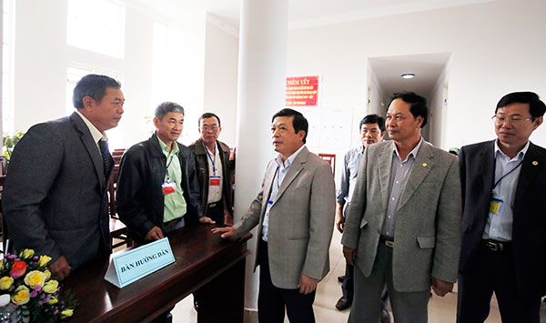Đồng chí Chủ tịch UBND tỉnh Đoàn Văn Việt kiểm tra công tác bầu cử ở Lạc Dương