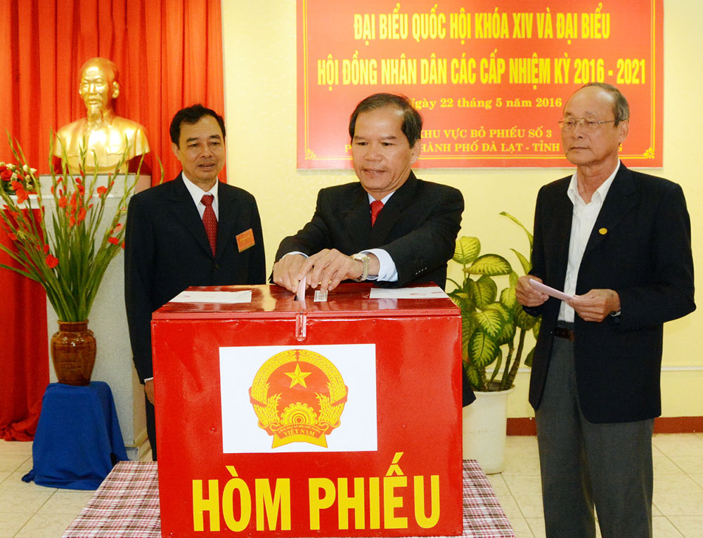  Bí thư Tỉnh ủy Nguyễn Xuân Tiến là người đầu tiên bỏ phiếu tại khu vực bầu cử số 3, phường 1, TP. Đà Lạt - Ảnh: VĂN BÁU