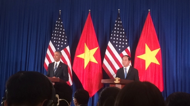 Hai nhà lãnh đạo Việt Nam và Hoa Kỳ họp báo.