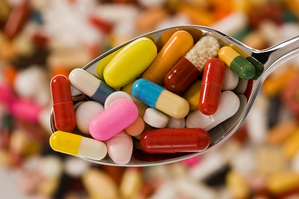 Khi bạn dùng các thuốc giảm đau thì không nên lạm dụng vì hầu hết các thuốc này đều gây tổn thương niêm mạc dạ dày. (Ảnh minh họa: Internet)