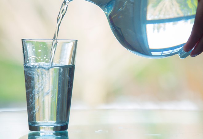 Nước đun sôi để lâu quá 24 giờ có thể gây hại cho cơ thể nếu uống vào sáng sớm. Ảnh: Greatist.