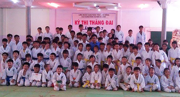 Các võ sinh CLB Karate Di Linh trong một buổi thi lên đai