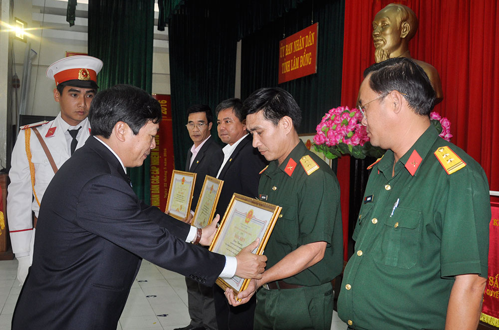 Chủ tịch UBND tỉnh tặng Bằng khen cho các tập thể có thành tích xuất sắc trong công tác tuyển quân năm 2016