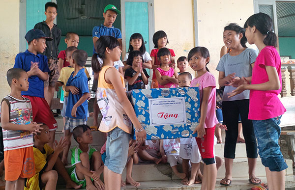Đoàn đến thăm trẻ em tại Trung tâm Bảo trợ xã hội Madaguôi 