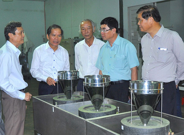 Bí thư Tỉnh ủy Nguyễn Xuân Tiến (thứ hai, trái qua) thăm DNTN Phương Nam