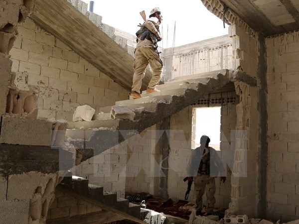 Binh sỹ Syria làm nhiệm vụ tại khu vực ngoại ô Manbij, Aleppo ngày 15/6. (Nguồn: AFP/TTXVN)
