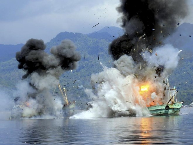 Một vụ đánh chìm tàu cá nước ngoái đánh bắt hải sản trái phép ở Indonesia. (Nguồn: Reuters)