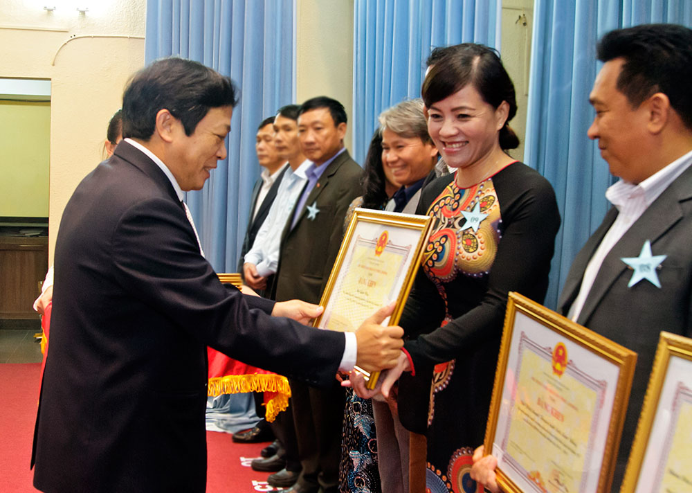 Đồng chí Chủ tịch UBND tỉnh Đoàn Văn Việt tuyên dương, khen thưởng các tập thể đã có nhiều đóng góp tích cực trong công tác bầu cử