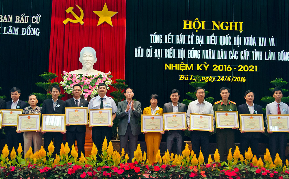 Đồng chí Nguyễn Trọng Ánh Đông - Chủ tịch UBMTTQ tỉnh trao Bằng khen cho 47 cá nhân có nhiều thành tích xuất sắc trong công tác bầu cử