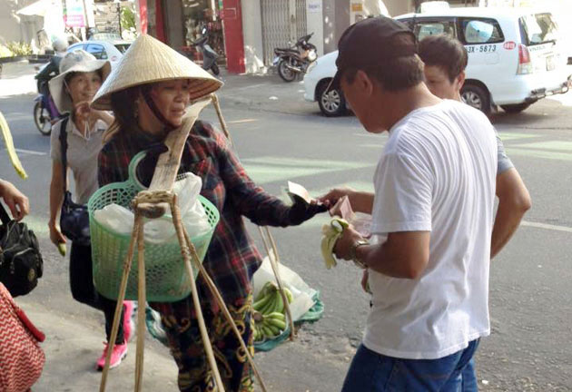 Khách du lịch Trung Quốc thô lỗ với người bán hàng ở Đà Nẵng (FB Nguyễn Duy Khoái)
