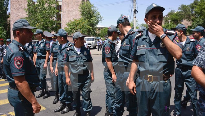 Cảnh sát Armenia phong tỏa khu vực trụ sở cảnh sát ở Yerevan ngày 17/7. (Nguồn: AFP/TTXVN)