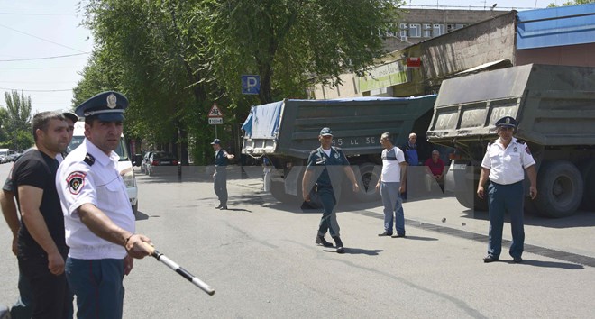 Cảnh sát Armenia phong tỏa khu vực trụ sở cảnh sát ở Yerevan ngày 17/7. (Nguồn: AFP/TTXVN)