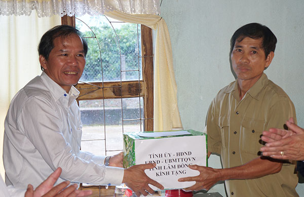  Đồng chí Nguyễn Xuân Tiến thăm và tặng quà ông Mai Đức Thọ (xã Lộc Ngãi, huyện Bảo Lâm)