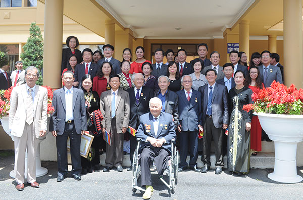 Các đồng chí nguyên lãnh đạo và cán bộ công nhân viên của Ban Tuyên giáo Tỉnh ủy Lâm Đồng qua các thời kỳ cùng nhau chụp hình lưu niệm