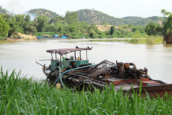Một trong những khu vực vi phạm về khai thác cát trên sông Đồng Nai ở xã Đạ Kho (ảnh chụp đầu tháng 6/2016)