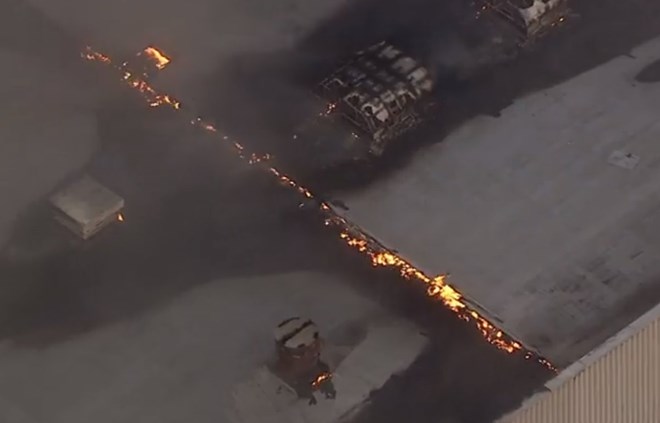 Đám cháy lớn ở nhà máy điện St.Clair nhìn từ trên cao. (Nguồn: twitter.com/JayTowers)