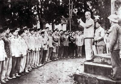 Chủ tịch Hồ Chí Minh đến thăm và huấn thị cho cán bộ, chiến sĩ Công an nhân dân tháng 2/1961. Ảnh tư liệu
